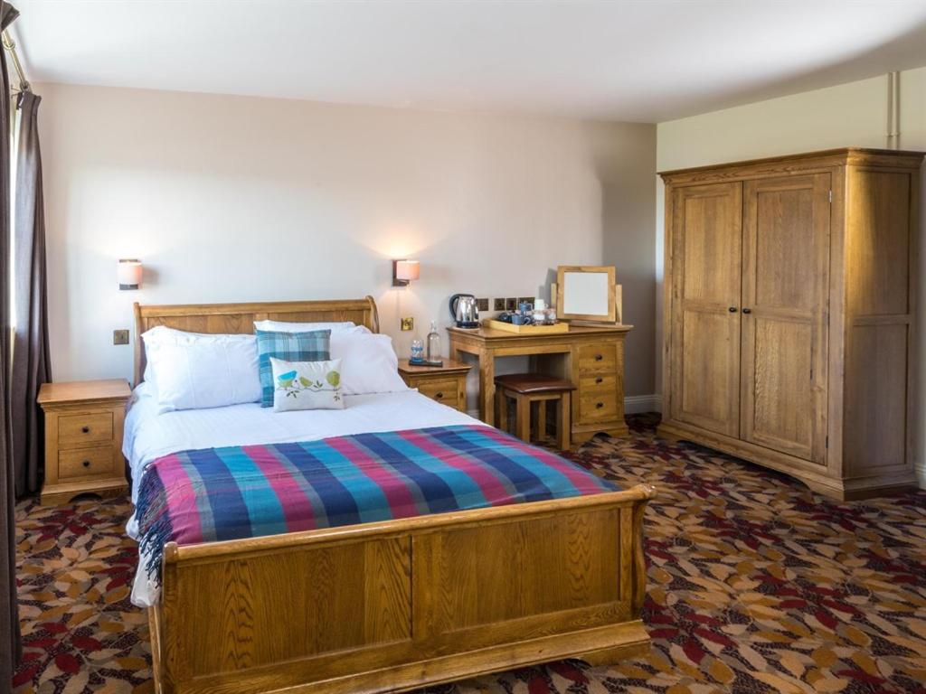 Three Horseshoes Inn Powerstock Номер фото